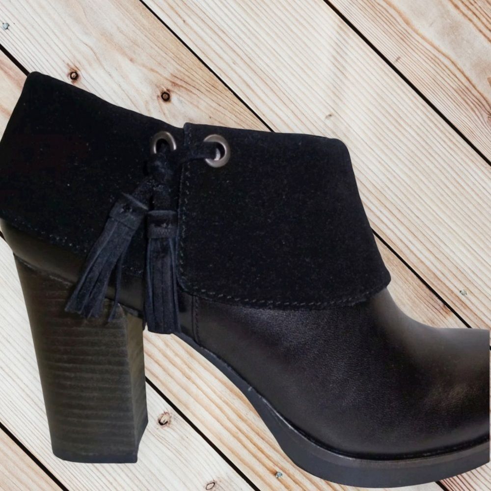 Tommy Bahama ankle boots